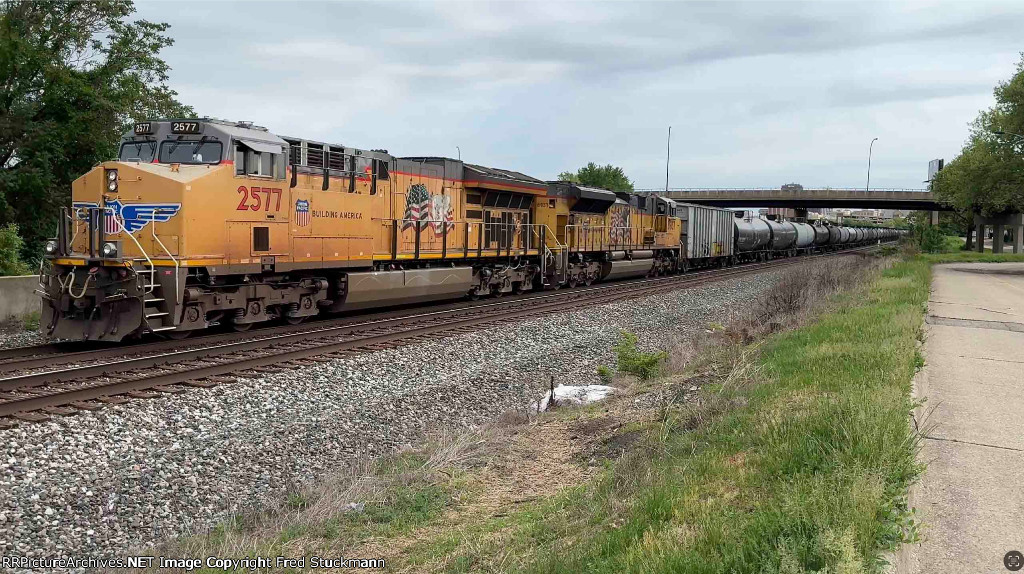 UP 2577 leads B774.